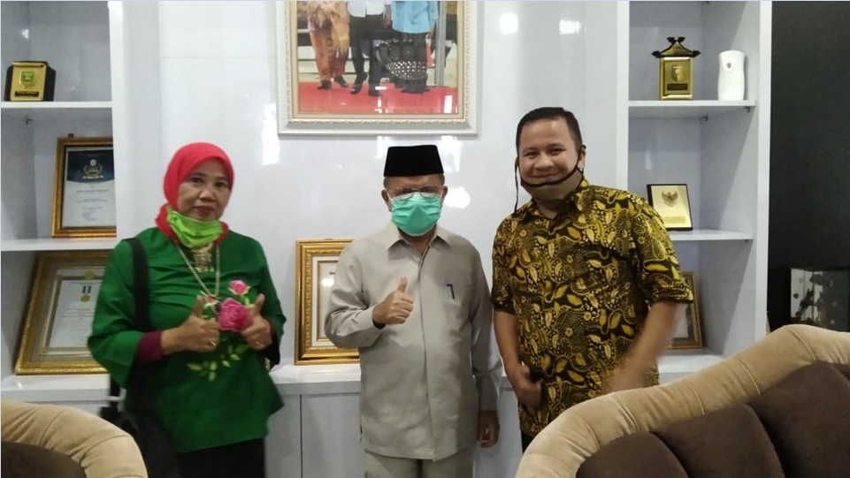 Efrianto, SS, dan Dra. Zusneli Zubir, M.Hum, bersama Drs. H. Ali Mukhni, Bupati Padang Pariaman. (Dok. Istimewa)